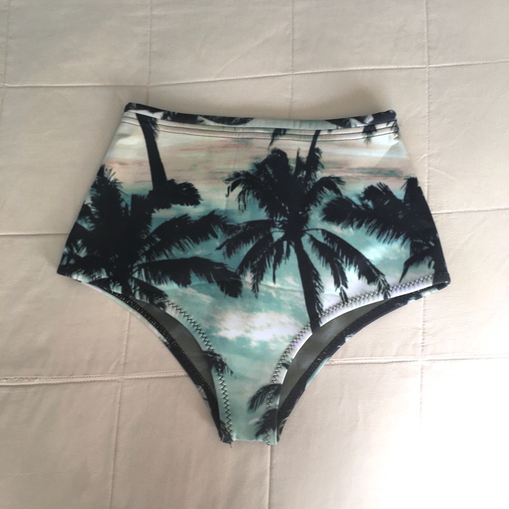 Billabong Palm Wetsuit Short. Size 4/Small